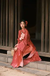 Graceful Ao Dai: Traditional Vietnamese Beauty Adorned with Fresh Flowers-2