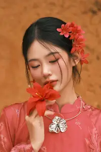 Graceful Ao Dai: Traditional Vietnamese Beauty Adorned with Fresh Flowers-6