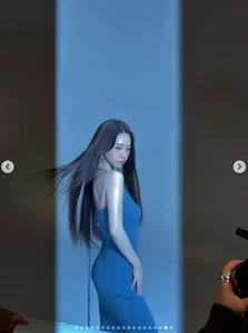 The Mesmerizing Visuals of aespa Karina in a Sleek Bodycon Silhouette-2