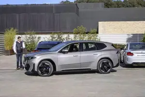 Discover the All-New Electric BMW iX3: AI Virtual Assistant and Smart Interaction Technology-15