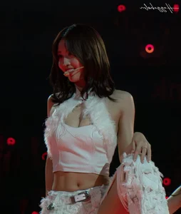 Stunning K-pop Fashion Inspiration: Momo's Most Iconic and Glamorous Red Carpet Look for Modern Style Enthusiasts-7