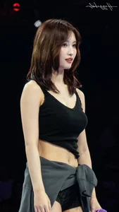 Stunning K-pop Fashion Inspiration: Momo's Most Iconic and Glamorous Red Carpet Look for Modern Style Enthusiasts-2