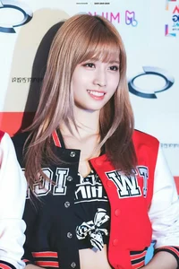 Stunning K-pop Fashion Inspiration: Momo's Most Iconic and Glamorous Red Carpet Look for Modern Style Enthusiasts-6