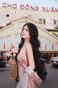 Elegant Vietnamese Woman Selecting Pomelos at Street Market | Timeless Asian Charm - VGU No.126-0