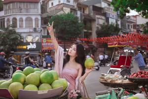 Elegant Vietnamese Woman Selecting Pomelos at Street Market | Timeless Asian Charm - VGU No.126-9