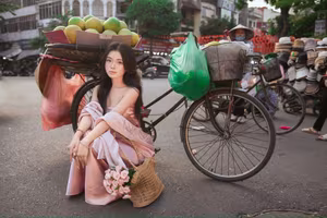Elegant Vietnamese Woman Selecting Pomelos at Street Market | Timeless Asian Charm - VGU No.126-7