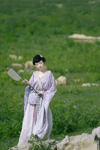 YiTuYu Art Language Vol.9274: Ethereal Purple Aesthetic Photography Featuring Model Liu Lian Niu Nai (27P)-4