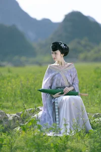 YiTuYu Art Language Vol.9274: Ethereal Purple Aesthetic Photography Featuring Model Liu Lian Niu Nai (27P)-5