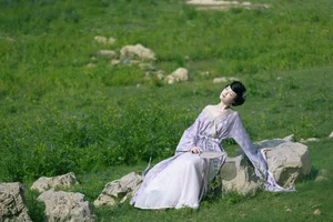 YiTuYu Art Language Vol.9274: Ethereal Purple Aesthetic Photography Featuring Model Liu Lian Niu Nai (27P)-17