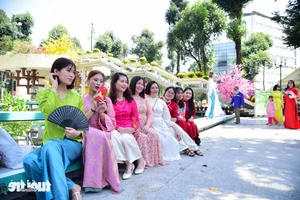 Discover the Stunning New Look of Ho Chi Minh City's Iconic Turtle Lake for Tet Celebrations-3