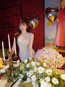 Billiards Hot Girl Le Tuyet Anh Shines in Elegant Silk Dress.-1