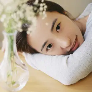 YiTuYu Vol.8699: Xiao Jing's Serene Beauty with Baby's Breath – A Glimpse into Tranquil Moments-14