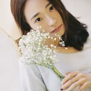 YiTuYu Vol.8699: Xiao Jing's Serene Beauty with Baby's Breath – A Glimpse into Tranquil Moments-0