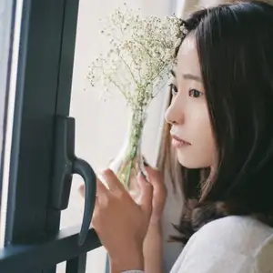 YiTuYu Vol.8699: Xiao Jing's Serene Beauty with Baby's Breath – A Glimpse into Tranquil Moments-1