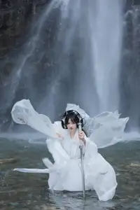 Ethereal Traditional Beauty: Qi Luo Sheng De Xiao Su Su amidst a Majestic Waterfall | YiTuYu Vol.8732-5
