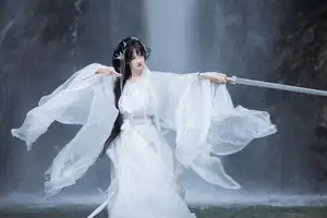 Ethereal Traditional Beauty: Qi Luo Sheng De Xiao Su Su amidst a Majestic Waterfall | YiTuYu Vol.8732-8