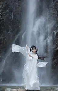 Ethereal Traditional Beauty: Qi Luo Sheng De Xiao Su Su amidst a Majestic Waterfall | YiTuYu Vol.8732-9
