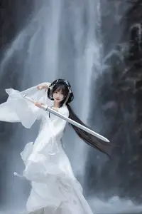 Ethereal Traditional Beauty: Qi Luo Sheng De Xiao Su Su amidst a Majestic Waterfall | YiTuYu Vol.8732-0