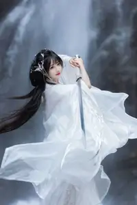 Ethereal Traditional Beauty: Qi Luo Sheng De Xiao Su Su amidst a Majestic Waterfall | YiTuYu Vol.8732-4