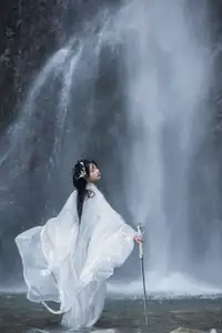 Ethereal Traditional Beauty: Qi Luo Sheng De Xiao Su Su amidst a Majestic Waterfall | YiTuYu Vol.8732-7