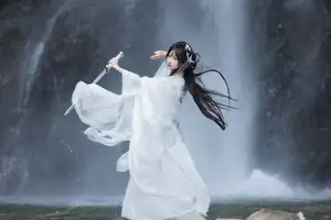 Ethereal Traditional Beauty: Qi Luo Sheng De Xiao Su Su amidst a Majestic Waterfall | YiTuYu Vol.8732-1