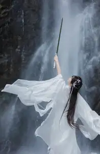 Ethereal Traditional Beauty: Qi Luo Sheng De Xiao Su Su amidst a Majestic Waterfall | YiTuYu Vol.8732-2