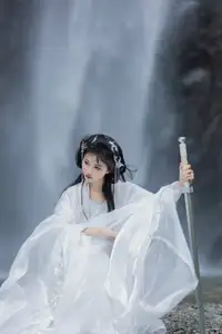 Ethereal Traditional Beauty: Qi Luo Sheng De Xiao Su Su amidst a Majestic Waterfall | YiTuYu Vol.8732-14
