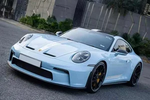 Mint Condition: The Porsche 911 GT3 Reborn in Breathtaking Turquoise Elegance-7