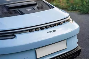 Mint Condition: The Porsche 911 GT3 Reborn in Breathtaking Turquoise Elegance-10