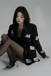 Jing Zi's Elegant Allure: Discover YiTuYu Vol.8698 Collection's Mysterious Black Style-25