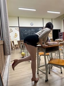Keke Xiyyy: Charming Private Teacher in Classroom - Modern Elegance & Stylish Allure-4