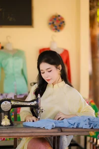 Elegant Pink Vietnamese Ao Dai: Traditional Spring Fashion and Cultural Travel Photography Inspiration-4