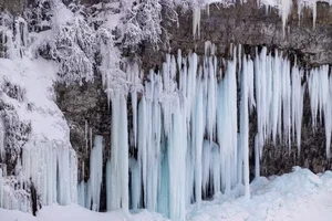 Witness the Breathtaking Magic of a Frozen Niagara Falls: A Rare Winter Wonderland Spectacle Created by the Recent Arctic Blast-1