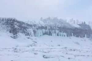 Witness the Breathtaking Magic of a Frozen Niagara Falls: A Rare Winter Wonderland Spectacle Created by the Recent Arctic Blast-2