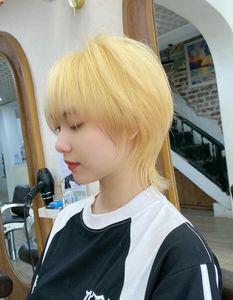 Beautiful Women's Tem Hair for Round Faces: Stylish Short Cuts-14