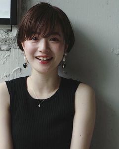 Beautiful Women's Tem Hair for Round Faces: Stylish Short Cuts-5