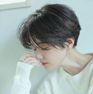 Beautiful Women's Tem Hair for Round Faces: Stylish Short Cuts-15