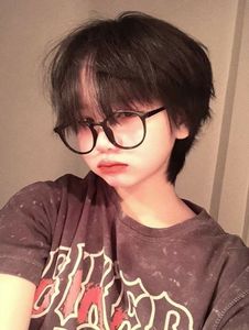 Beautiful Women's Tem Hair for Round Faces: Stylish Short Cuts-4