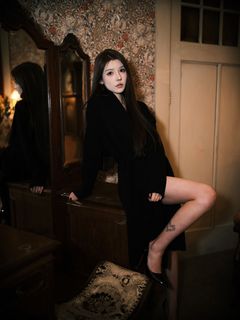 YiTuYu Art Language Vol.8308 Xia Bei Fang: Elegant Portrait in a Classic Villa Setting-15