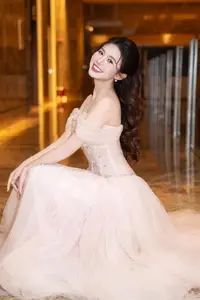 Rising Star Quynh Trang (2001): Sweet Beauty Dominating VTV Screens.-7