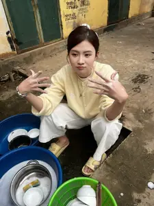 Rising Star Quynh Trang (2001): Sweet Beauty Dominating VTV Screens.-5