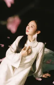 Rising Star Quynh Trang (2001): Sweet Beauty Dominating VTV Screens.-8