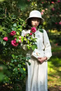 Zhong Ting Er's Serene Reading in Nature - YiTuYu Vol 8584 Art Language Collection-0