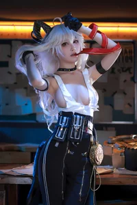 Surreal Beauty: Coser Shui Miao Aqua as Zhezhi in Wuthering Waves-16