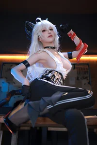 Surreal Beauty: Coser Shui Miao Aqua as Zhezhi in Wuthering Waves-6