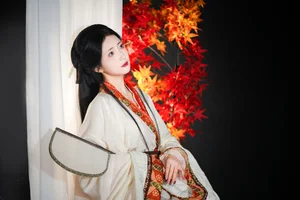 The Poetry of Portraits: Exploring the Art Language of Tu Ya W-1