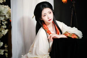 The Poetry of Portraits: Exploring the Art Language of Tu Ya W-10