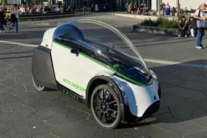 TwoZero Electric Bike: The Futuristic 4-Wheel E-Bike with a Spaceship Cockpit for Sustainable Urban Commuting and Energy-Efficient Travel-8