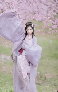 Ethereal Beauty: Qi Luo Sheng De Xiao Su Su Amidst Cherry Blossoms - YiTuYu Vol.8793-15