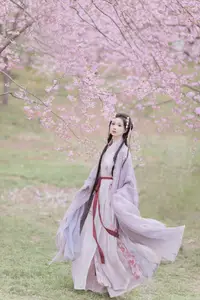 Ethereal Beauty: Qi Luo Sheng De Xiao Su Su Amidst Cherry Blossoms - YiTuYu Vol.8793-8
